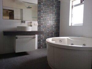 Bathroom in 5 BHK Villa at Chembur – for Rent