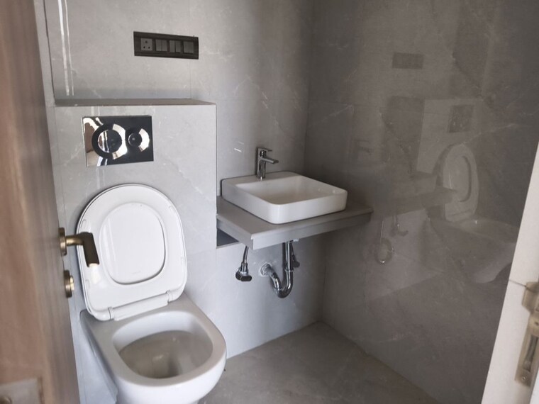 Bathroom, vile parle west 2 Bedroom 750 Sq.Ft. Apartment In Vile Parle West Mumbai 10271053