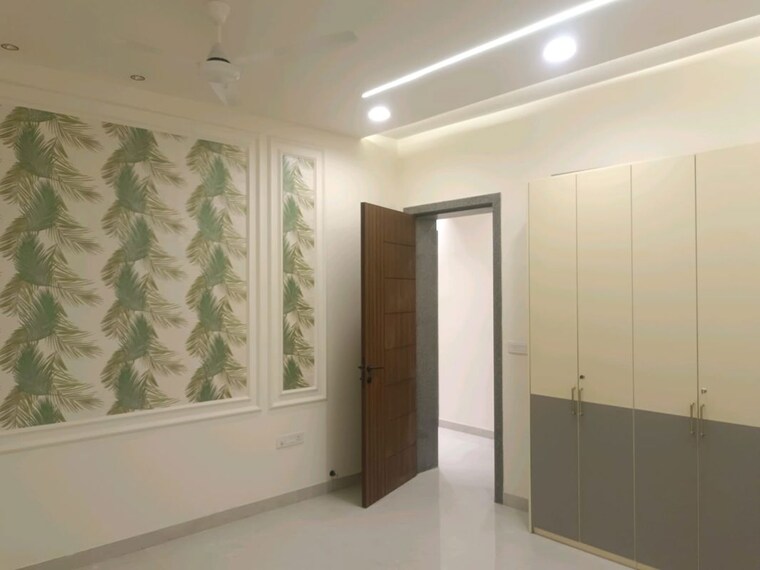 Room, sector 45 6+ Bedroom 350 Sq.Yd. Independent House In Sector 45 Faridabad 10271179