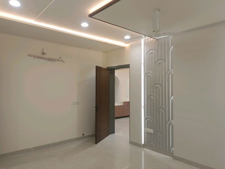 Room, sector 45 6+ Bedroom 350 Sq.Yd. Independent House In Sector 45 Faridabad 10271179