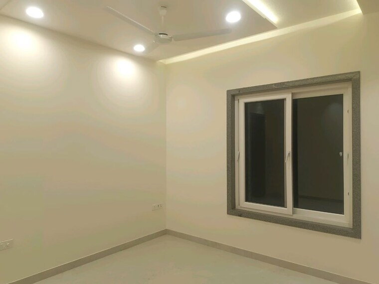 Room, sector 45 6+ Bedroom 350 Sq.Yd. Independent House In Sector 45 Faridabad 10271179