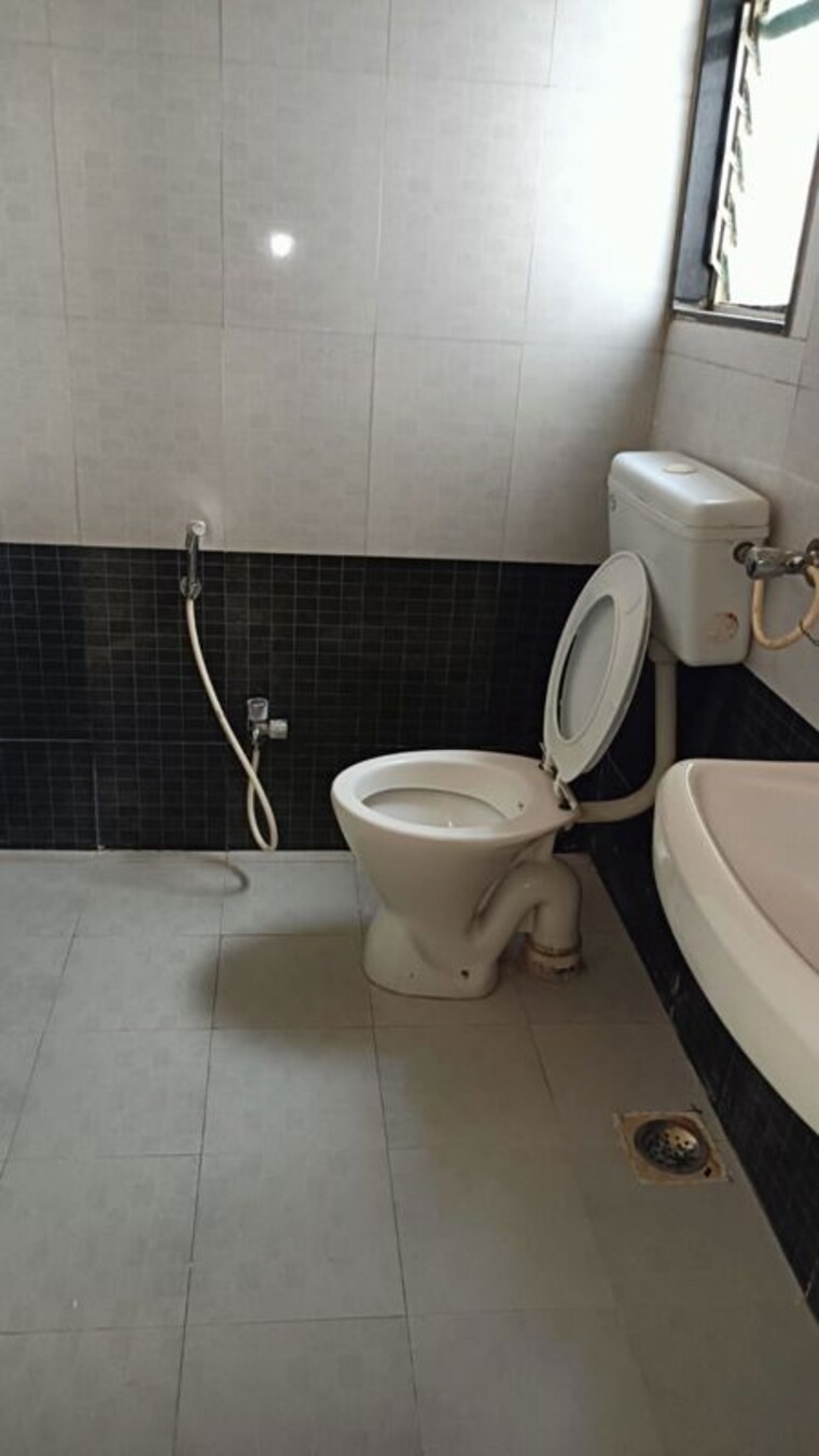 Bathroom, kumar-park-infinia 3 Bedroom 1650 Sq.Ft. Apartment In Fursungi Pune 10271341