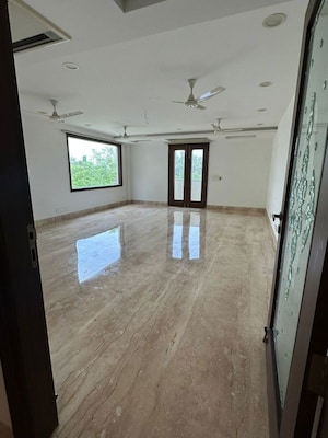 Room in 4 BHK Builder Floor at Panchsheel Enclave – for Rent