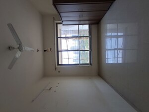 Room in 2 BHK Apartment at Kalpataru Gardens 1, Kandivali East – for Rent