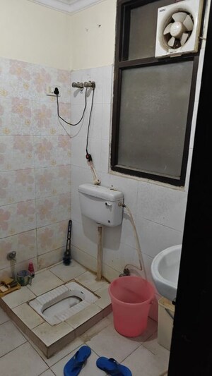 Bathroom in 2 BHK Builder Floor at Maidan Garhi – for Rent