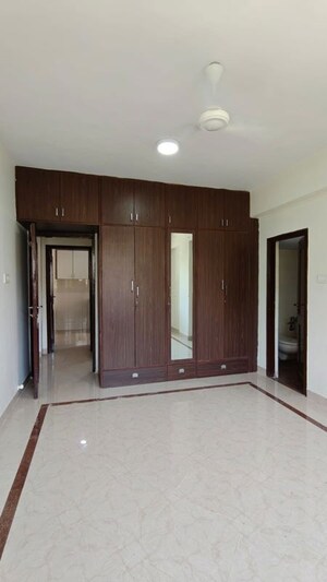 Room in 3 BHK Apartment at K Raheja Vihar, Powai – for Rent