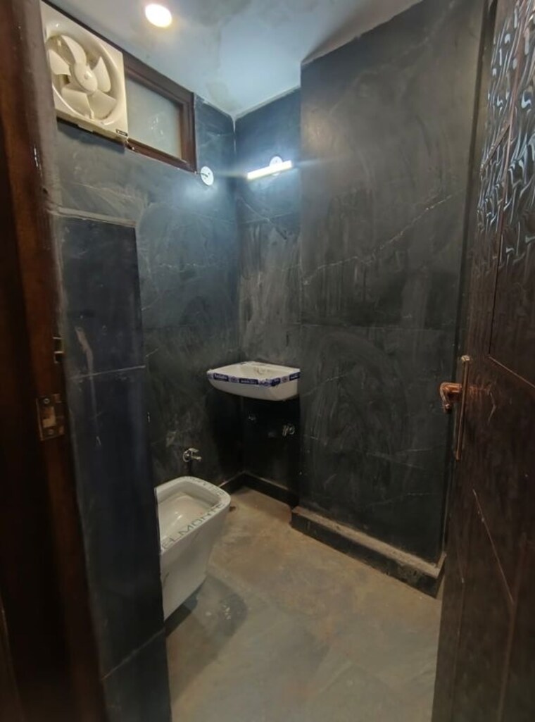 Bathroom, govindpuri 3 Bedroom 990 Sq.Ft. Builder Floor In Govindpuri Delhi 10272613