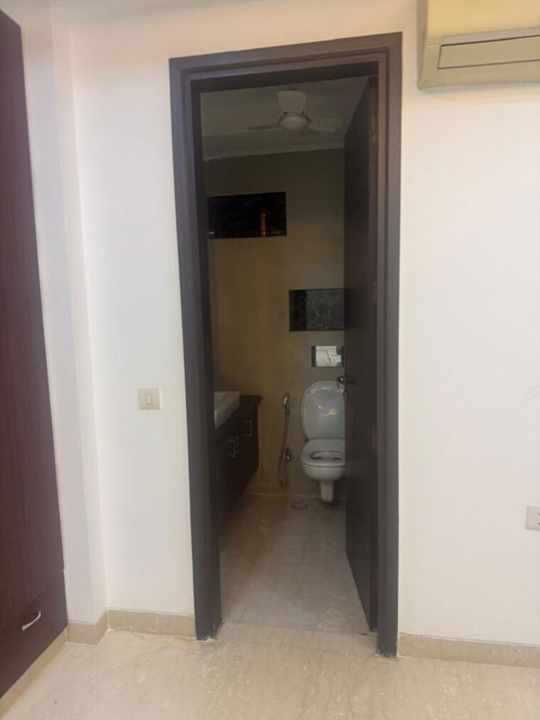 Bathroom, sarvodaya enclave 3 Bedroom 1800 Sq.Ft. Builder Floor In Sarvodaya Enclave Delhi 10272713