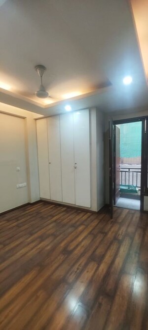 Room in 4 BHK Apartment at Saket – for Rent