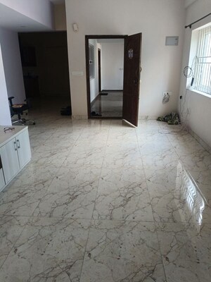 Room in 2 BHK Apartment at Embassy Icon, Infantry Road – for Rent