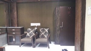 Team Area in 2 BHK Apartment at Hill Top CHS Goregaon, Goregaon East – for Rent