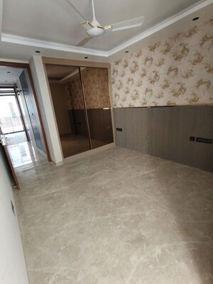 Room in 3 BHK Builder Floor at BPTP Green Oaks, Sector 70a – for Sale