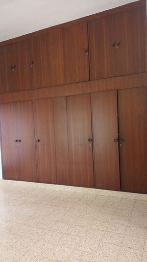 Furnished Amenities in 5 BHK Builder Floor at Panchsheel Enclave – for Rent