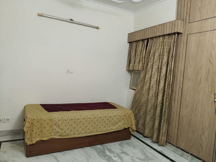 Bedroom, sarita vihar 3 Bedroom 1800 Sq.Ft. Apartment In Sarita Vihar Delhi 10273579