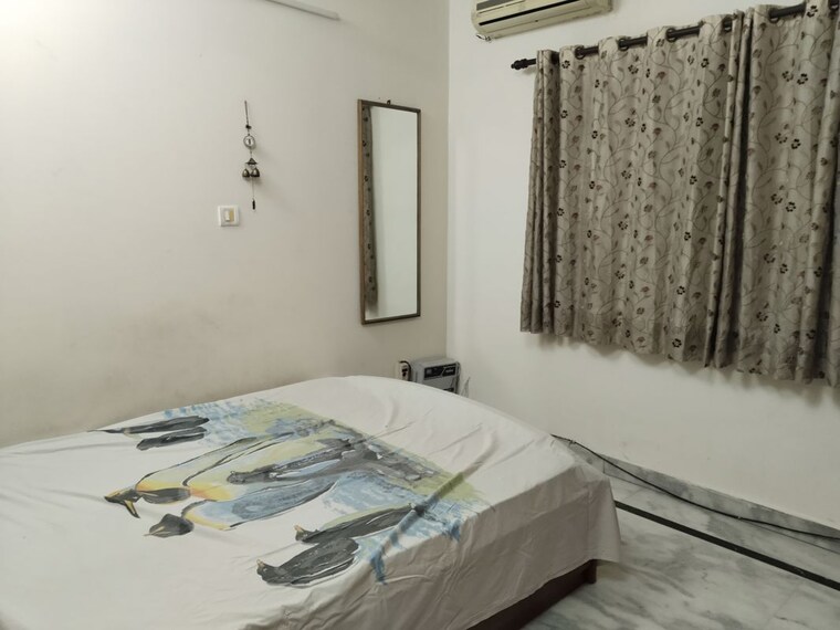 Bedroom, sarita vihar 3 Bedroom 1800 Sq.Ft. Apartment In Sarita Vihar Delhi 10273579