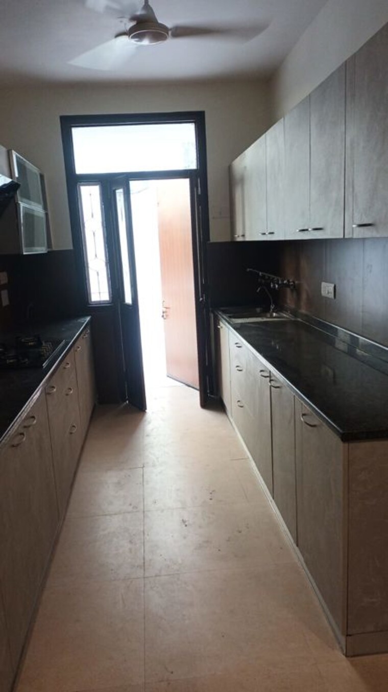 Kitchen, sarvodaya enclave 3 Bedroom 200 Sq.Yd. Builder Floor In Sarvodaya Enclave Delhi 10273598