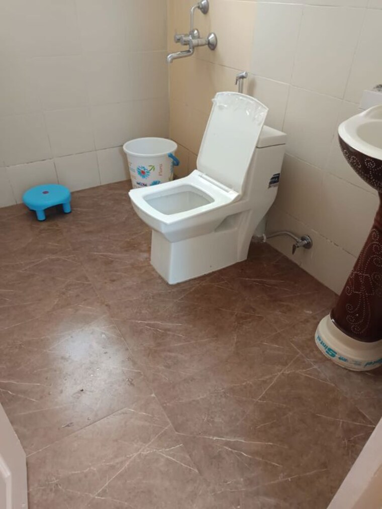 Bathroom, nk-sharma-savitry-greens 3 Bedroom 1735 Sq.Ft. Apartment In Lohgarh Zirakpur 10273727