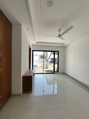 Room in 3 BHK Builder Floor at Sector 32 – for Rent
