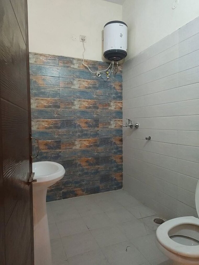 Bathroom, maya-garden-city 4 Bedroom 1800 Sq.Ft. Apartment In Lohgarh Zirakpur 10273801