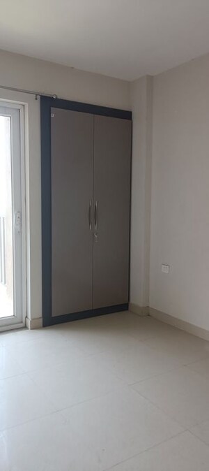 Room in 3 BHK Apartment at Tata Eureka Park, Sector 150 – for Rent