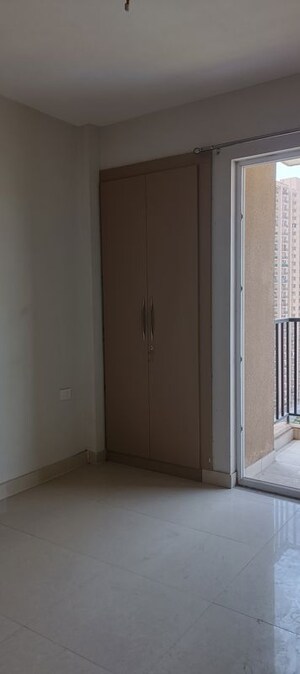 Room in 3 BHK Apartment at Tata Eureka Park, Sector 150 – for Rent