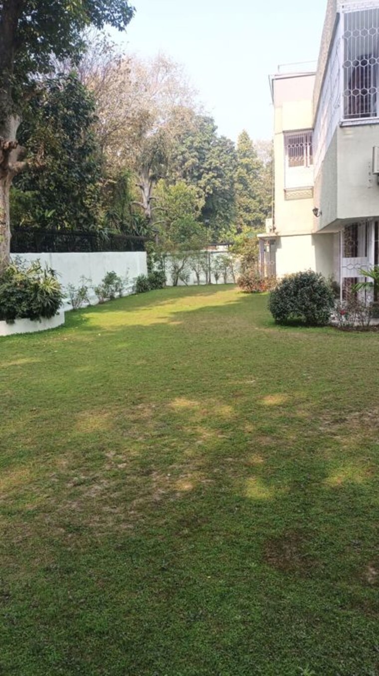 Garden, aarone-botanica 2 Bedroom 850 Sq.Yd. Builder Floor In Neeti Bagh Delhi 10273103