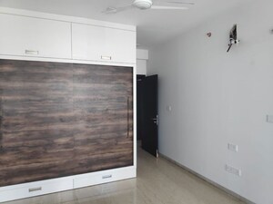 Room in 3 BHK Apartment at Oberoi Realty Esquire, Goregaon East – for Rent