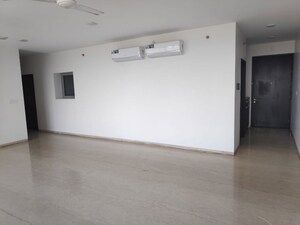 Room in 3 BHK Apartment at Oberoi Realty Esquire, Goregaon East – for Rent