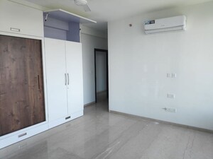 Room in 3 BHK Apartment at Oberoi Realty Esquire, Goregaon East – for Rent