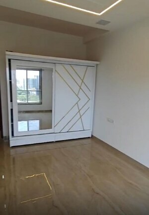 Room in 3 BHK Apartment at Juhu – for Rent