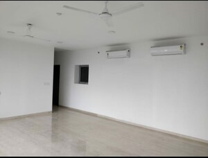 Room in 3 BHK Apartment at Oberoi Exquisite Goregaon, Goregaon East – for Sale