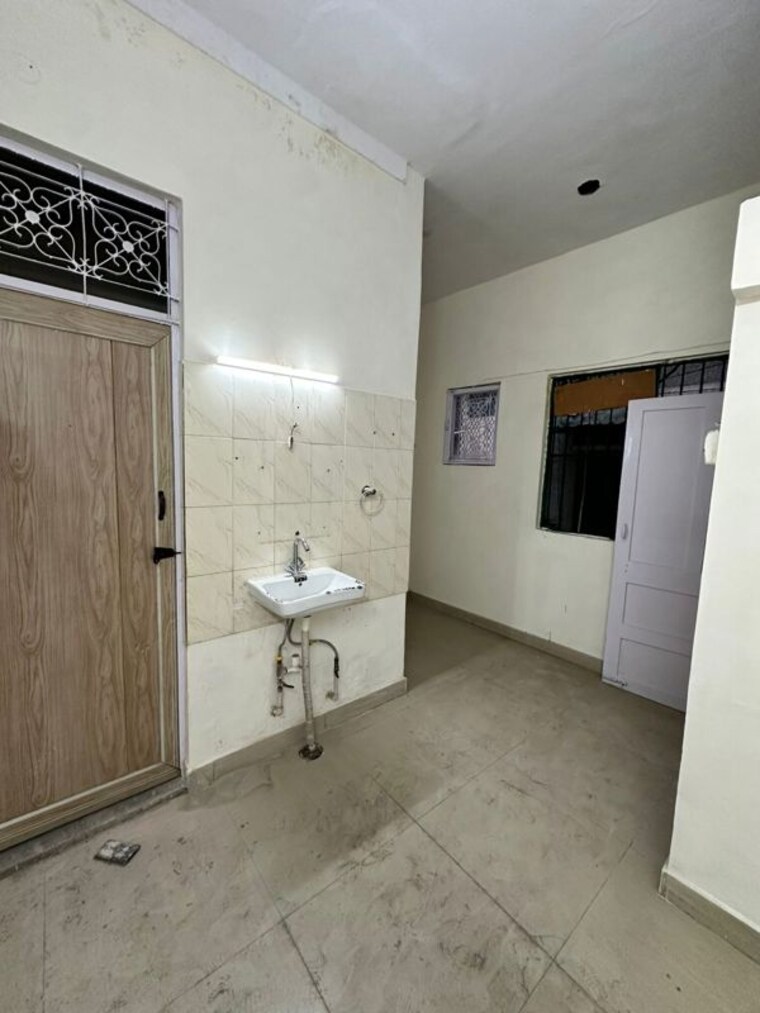 Bathroom, shalimar bagh 2 Bedroom 850 Sq.Ft. Builder Floor In Shalimar Bagh Delhi 10274034