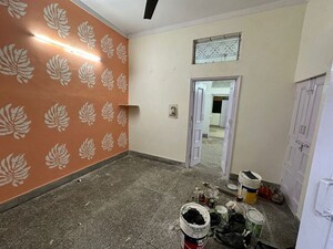 Parking in 2 BHK Builder Floor at Shalimar Bagh – for Rent