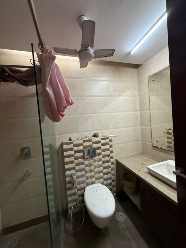 Bathroom, nizamuddin 3 Bedroom 1800 Sq.Ft. Builder Floor In Nizamuddin Delhi 10274044