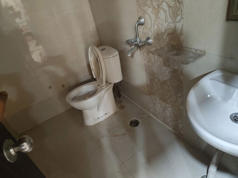 Bathroom, arjun-enclave-arjunganj 3 Bedroom 2100 Sq.Ft. Apartment In Arjunganj Lucknow 10274074