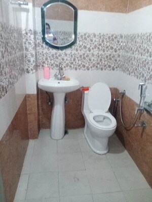 Bathroom in 1 BHK Builder Floor at Sector 27 – for Rent