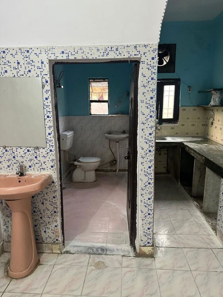 Bathroom, rohini sector 11 2 Bedroom 800 Sq.Ft. Builder Floor In Rohini Sector 11 Delhi 10274087