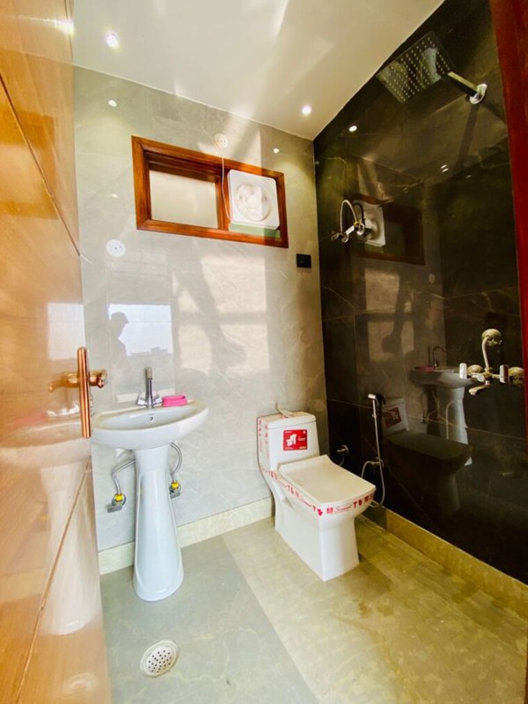 Bathroom, rohini sector 29 2 Bedroom 800 Sq.Ft. Builder Floor In Rohini Sector 29 Delhi 10274116