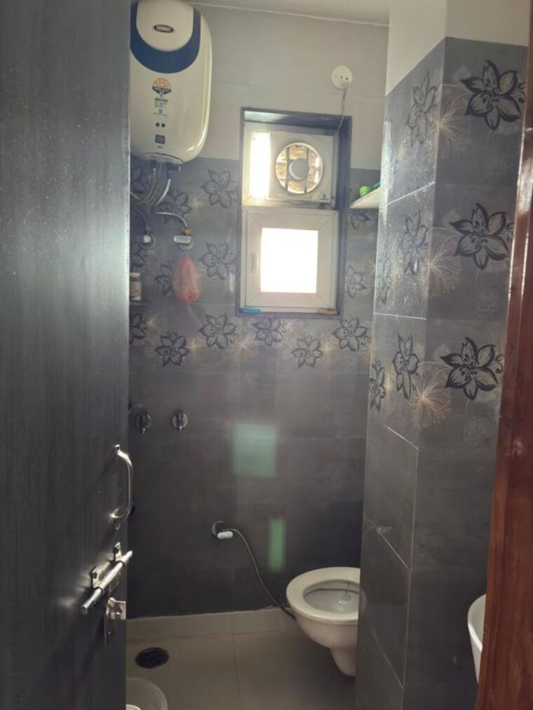 Bathroom, rohini sector 16 2 Bedroom 900 Sq.Ft. Builder Floor In Rohini Sector 16 Delhi 10274198