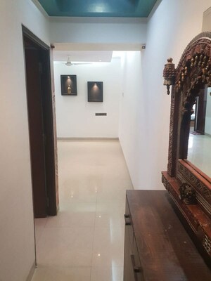  2 BHK Apartment at Khar West – for Rent