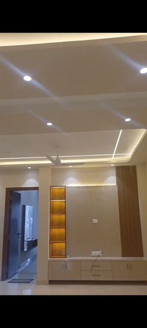 Furnished Amenities in 3 BHK Builder Floor at Shalimar Bagh – for Rent