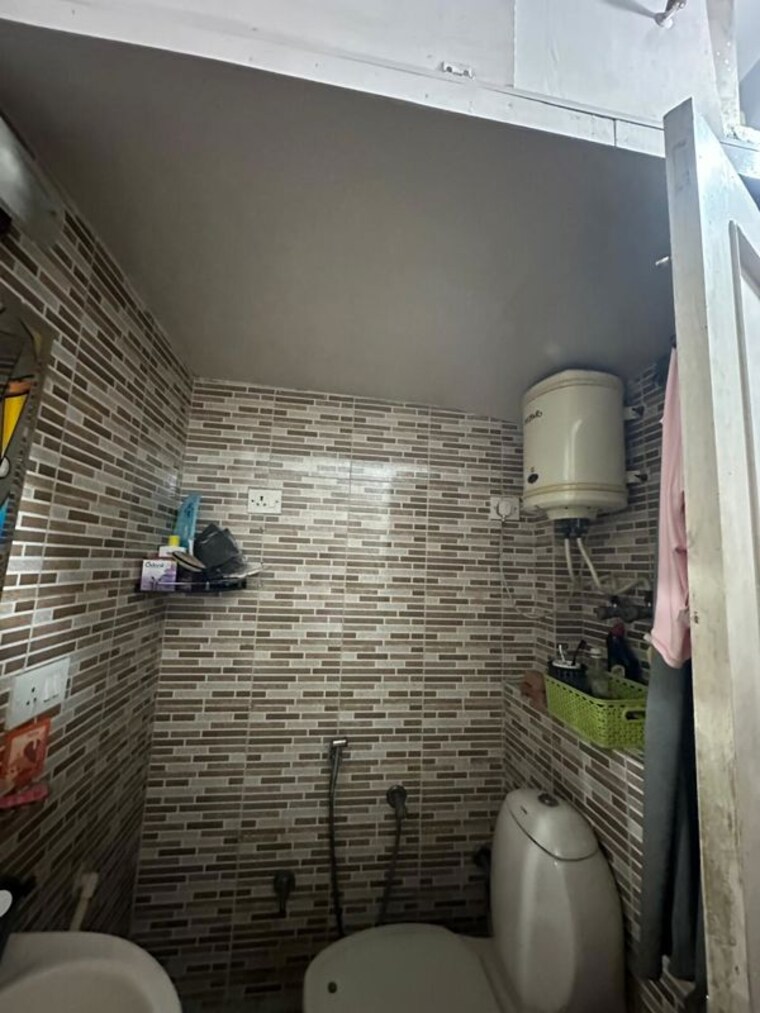 Bathroom, kalkaji 2.5 Bedroom 1200 Sq.Ft. Builder Floor In Kalkaji Delhi 10274246