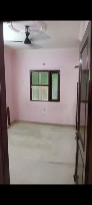 Room in 1 BHK Builder Floor at Pitampura – for Rent