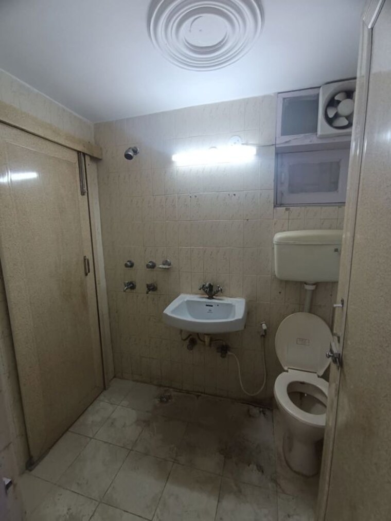 Bathroom, sector 12 dwarka 3 Bedroom 1700 Sq.Ft. Apartment In Sector 12 Dwarka Delhi 10274260