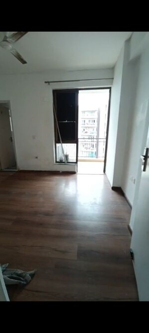 Room in 3 BHK Apartment at Imperia Esfera, Sector 37c – for Sale