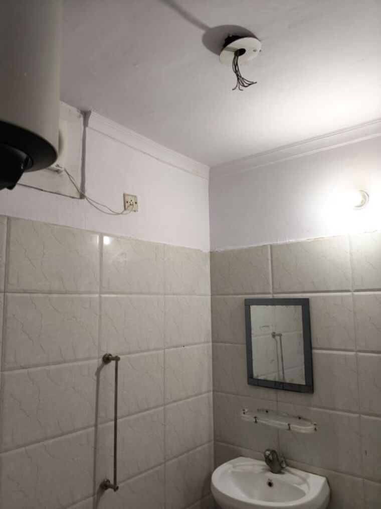 Bathroom, investors-aashiyana 2.5 Bedroom 1150 Sq.Ft. Builder Floor In Sector 70 Noida 10274270