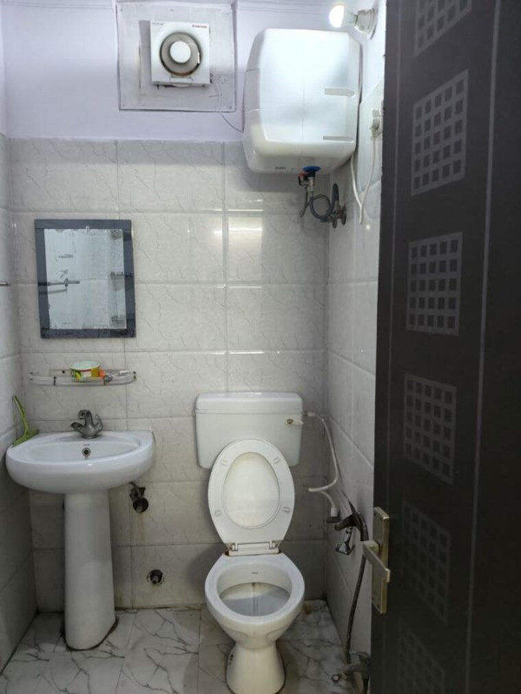 Bathroom, investors-aashiyana 2.5 Bedroom 1150 Sq.Ft. Builder Floor In Sector 70 Noida 10274270