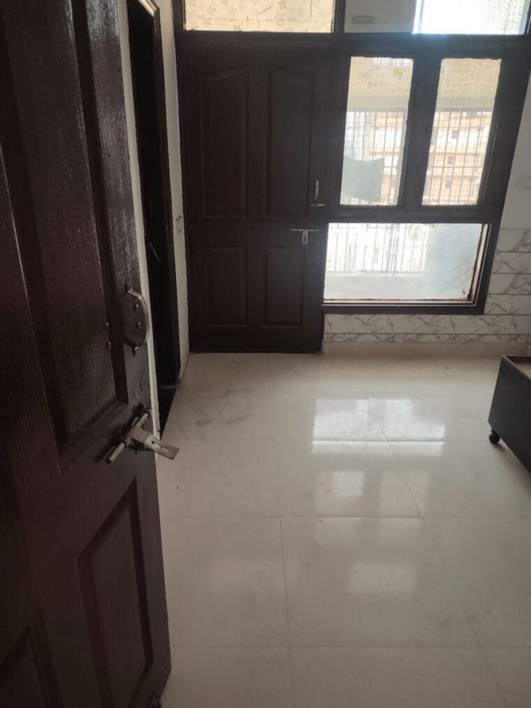 Room, sapphire-tower 2 Bedroom 900 Sq.Ft. Builder Floor In Sector 104 Noida 10274281