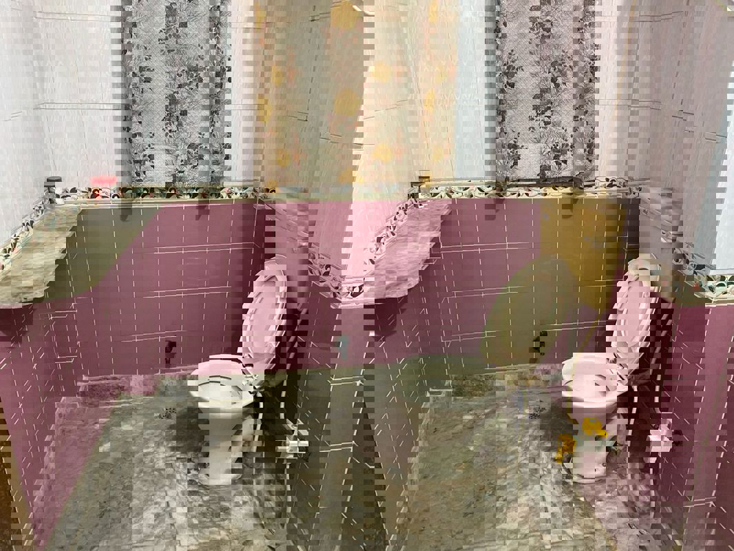 Bathroom in 4 BHK Apartment at Baani Square, Sector 50 – for Rent