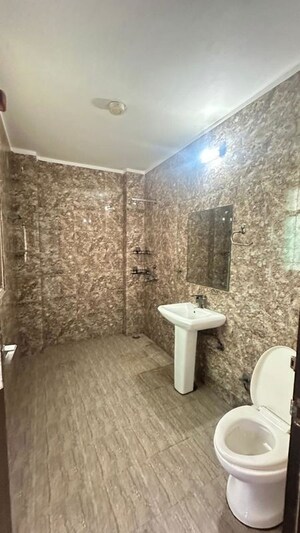 Bathroom in 6+ BHK Independent House at Tulip Mall, Sector 46 – for Sale